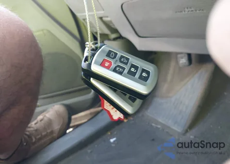 2014 Toyota Sienna Xle V6 8 Passenger z USA, uszkodzony, nr VIN 5TDYK3DC4ES522721